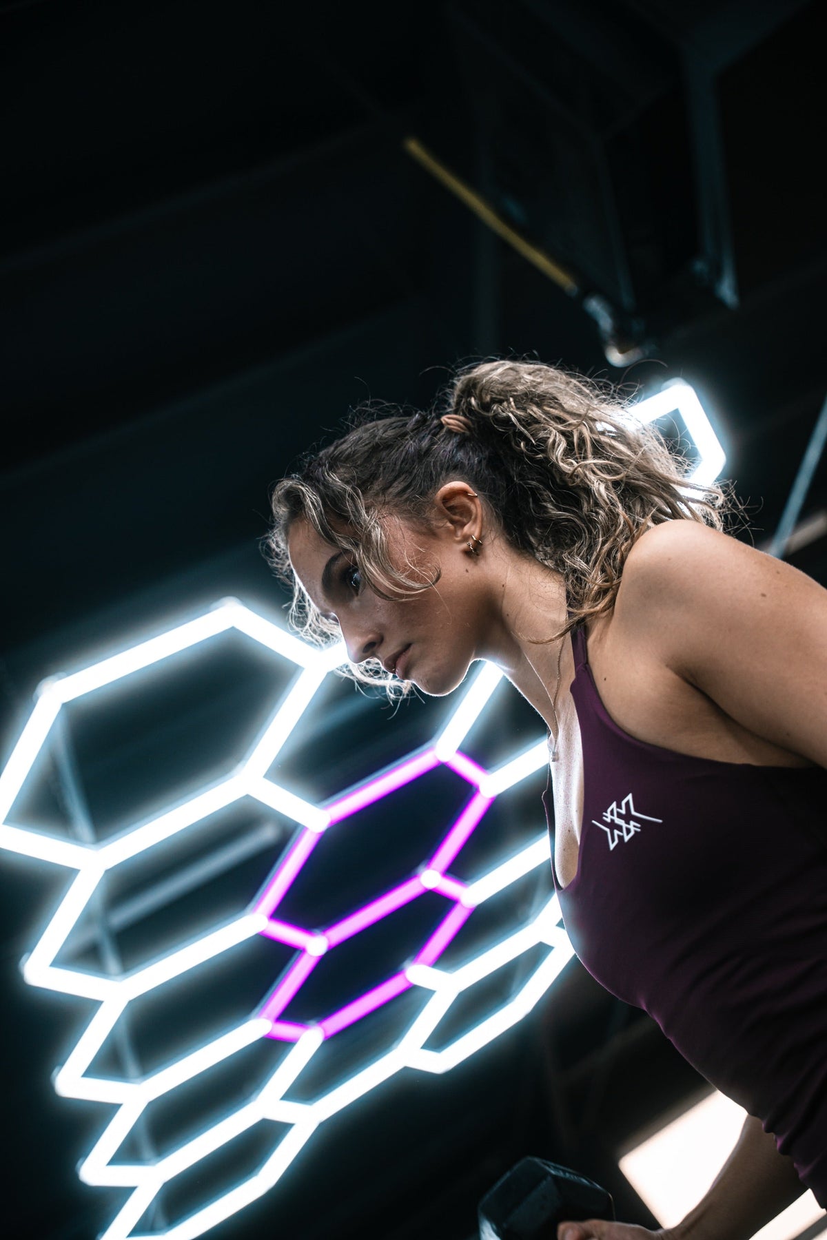 Atlete in de Extreme Halter Top in Dark Coffee van Next Extreme