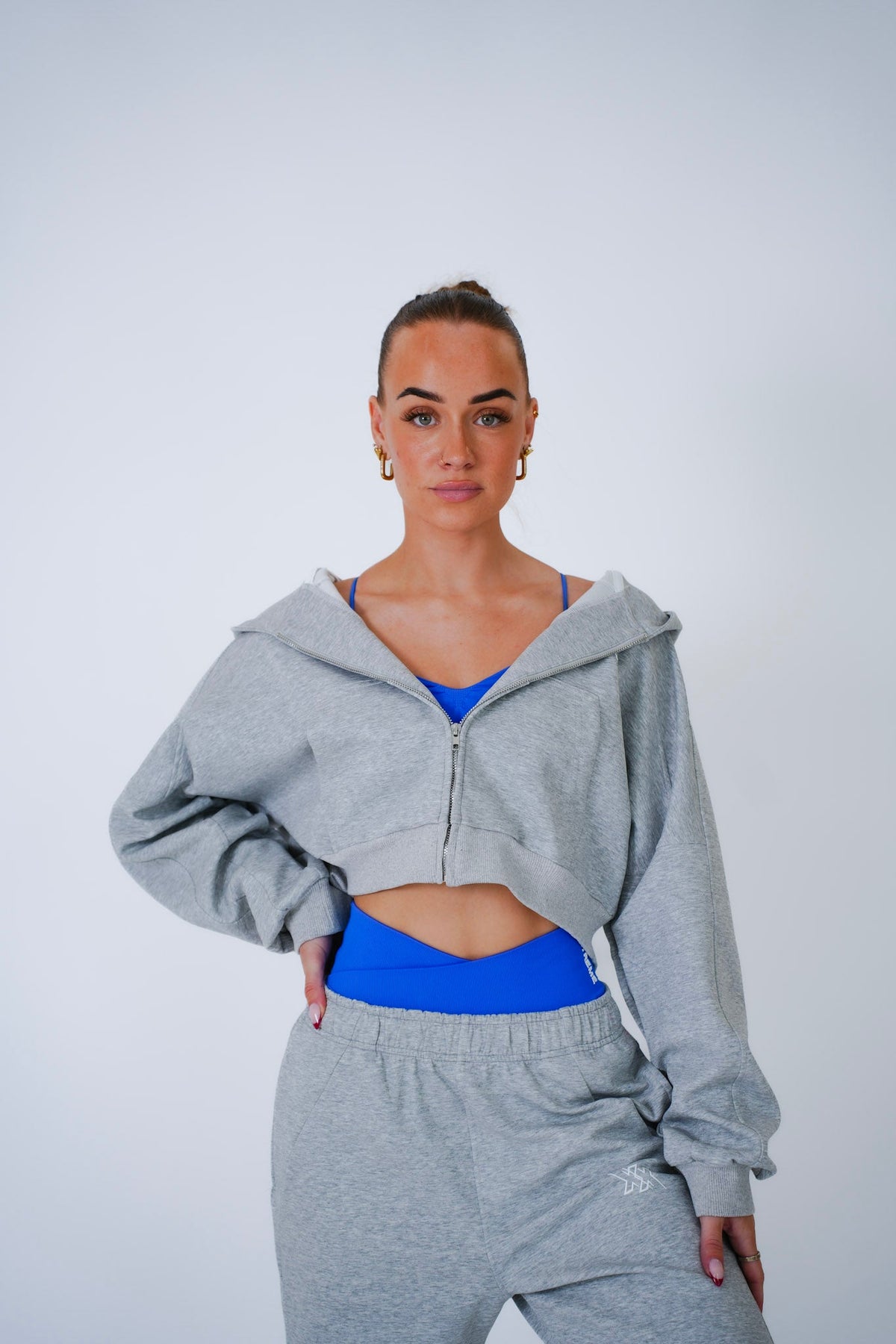 De Recharge Zip Hoodie en Jogger in Cloud Grey van Next Extreme