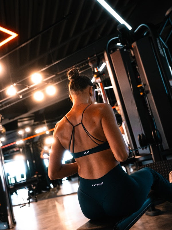 Rugaanzicht van de Twist Front Bra en Flair Legging in Abyss Blue in de gym